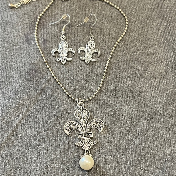 ๐ป3/$15 Silvertone Fleur de Lis Necklace & Earrings Set - Picture 1 of 8